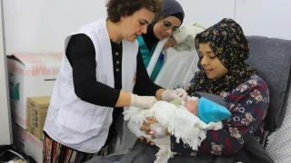 Rita Botelho, comadrona, conversa con una madre mientras examina a su recién nacido. Hospital Emirati, en Rafah, sur de Gaza, 15 de enero de 2024.