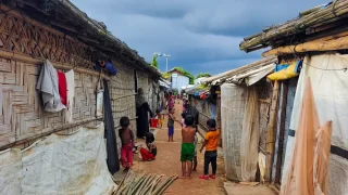 Por las noches, las estrechas calles de los campamentos se llenan de niños, un duro recordatorio de la falta de espacios de juego. Cox's Bazar, Bangladesh, octubre de 2023.