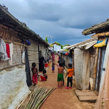 Por las noches, las estrechas calles de los campamentos se llenan de niños, un duro recordatorio de la falta de espacios de juego. Cox's Bazar, Bangladesh, octubre de 2023.