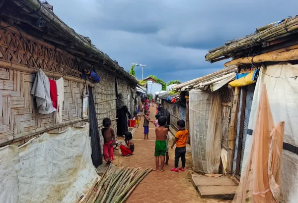 Por las noches, las estrechas calles de los campamentos se llenan de niños, un duro recordatorio de la falta de espacios de juego. Cox's Bazar, Bangladesh, octubre de 2023.
