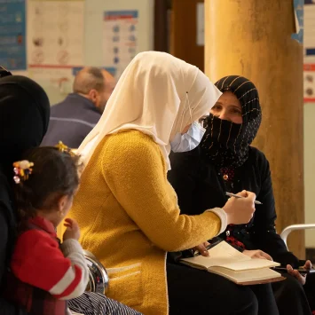 Un trabajador comunitario de salud mental de MSF impartiendo una sesión de promoción de la salud con un grupo de mujeres y sus hijos en el subdistrito de Abbasi en Hawija, al oeste de Kirkuk.
