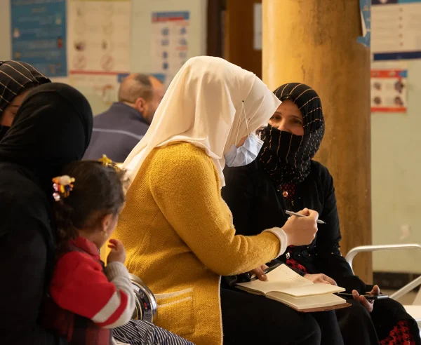 Un trabajador comunitario de salud mental de MSF impartiendo una sesión de promoción de la salud con un grupo de mujeres y sus hijos en el subdistrito de Abbasi en Hawija, al oeste de Kirkuk.
