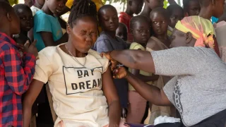 Brote de fiebre amarilla en Sudán del Sur. Las personas reciben sus dosis de la vacuna en los puestos de vacunación instalados en mercados y en toda la comunidad de Yambio en Equatoria Occidental.