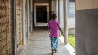 Una mujer camina por un pasillo en el hospital de referencia general de Walikale. Provincia de Kivu Norte, República Democrática del Congo, febrero de 2022.