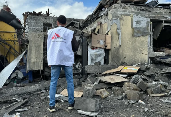 El asesor de seguridad Oleksandr Cherniavskyi evalúa el alcance de la destrucción. El equipo de MSF examina la magnitud de la destrucción tras el reciente ataque. La oficina de MSF ha quedado completamente destruida. Ucrania, abril de 2024.