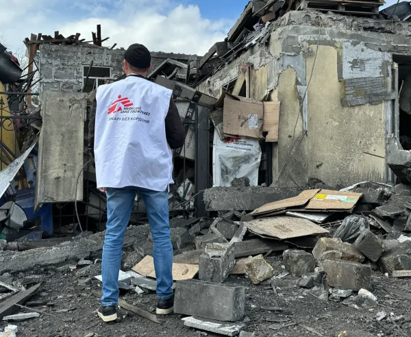 El asesor de seguridad Oleksandr Cherniavskyi evalúa el alcance de la destrucción. El equipo de MSF examina la magnitud de la destrucción tras el reciente ataque. La oficina de MSF ha quedado completamente destruida. Ucrania, abril de 2024.