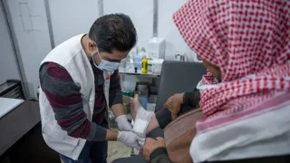 Médico de MSF realiza curacionesa paciente en el noroeste de Siria.