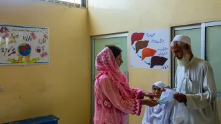 Un médico entrega una receta y tratamiento para la hepatitis C en la clínica de MSF en Karachi, Pakistán