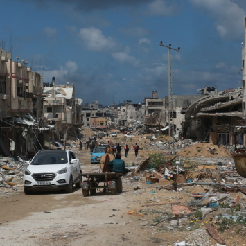 Población palestina desplazada tras intensificación de conflicto en Rafah, Gaza.