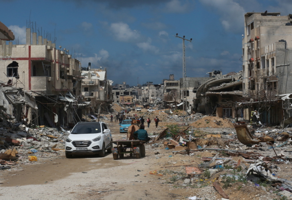 Población palestina desplazada tras intensificación de conflicto en Rafah, Gaza.