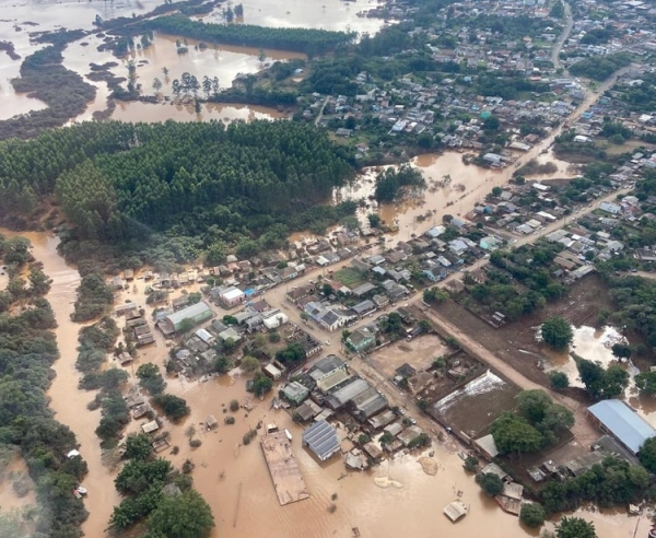 Una fotografía aérea que muestra la devastación causada por las inundaciones.