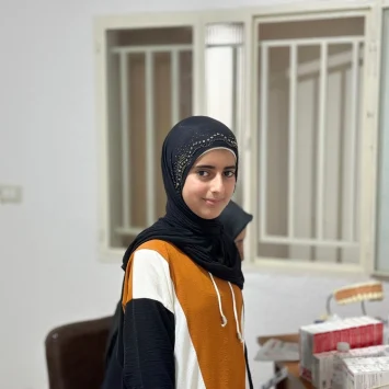 Zahra, 11 años, de Aita Al Shaab, desplazada en Tayr Felsay, al sur del Líbano.