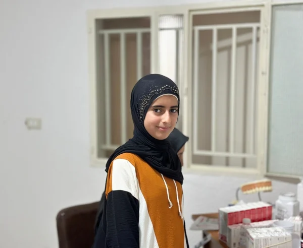 Zahra, 11 años, de Aita Al Shaab, desplazada en Tayr Felsay, al sur del Líbano.
