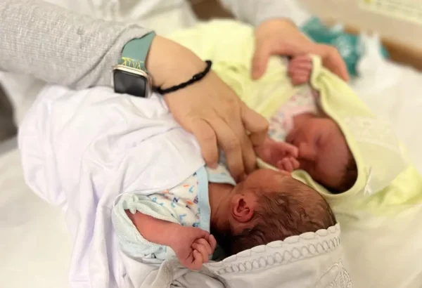 Dos recién nacidos en la sala de maternidad del hospital Al-Nasser, en el sur de Gaza.