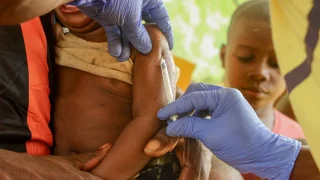Brote de sarampión en Kampene Para lograr una amplia cobertura, se habilitaron ocho sitios diarios para recibir a niños de entre 6 meses y 9 años para su vacunación.