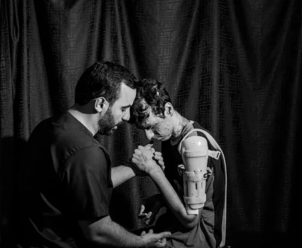 Karam, de 17 años durante una sesión de fisioterapia en el hospital de cirugía reconstructiva de MSF en Ammán.