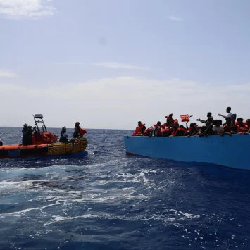 96 personas fueron rescatadas de un barco de madera abarrotado en el Mediterráneo central. Muchas eran mujeres y niños, la mayoría viajando solos. Todos se encuentran a salvo a bordo del Geo Barents.