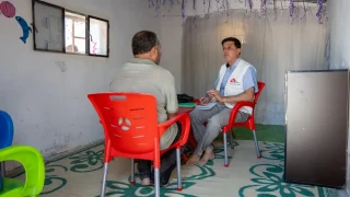 Mohammad, consejero de salud mental de MSF en el noroeste de Siria, lleva a cabo una sesión de salud mental con un paciente que experimenta problemas psicológicos en una de las clínicas móviles de MSF en los campamentos de Dair Hassan.