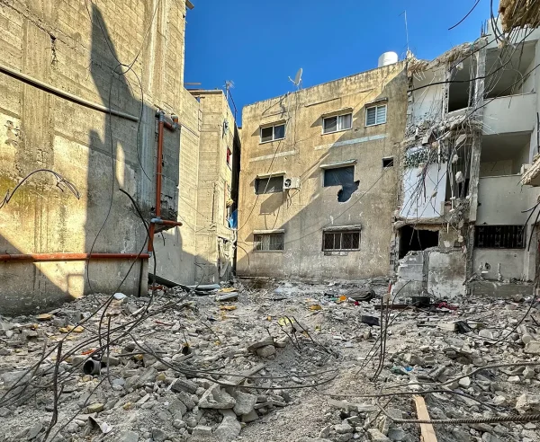 Escombros tras un ataque aéreo israelí contra el campo de refugiados de Tulkarem, que causó la muerte de 18 personas. Cisjordania, Palestina, octubre de 2024.