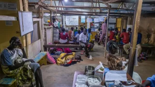 La sala de emergencias del Hospital de Aweil está llena de pacientes, en su mayoría madres con niños menores de cinco años con malaria grave.
