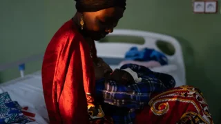 Alima Mustafa cuida a la niña de su hermana en el centro de atención obstétrica y neonatal construido por MSF en el Hospital Nilefa Keji en Mai Duguri, estado de Borno, Nigeria.