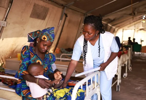 Personal de MSF toma los signos vitales de Nura, la hija de Zainab, en el centro de alimentación terapéutica para pacientes hospitalizados con desnutrición aguda, Nigeria.