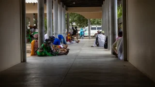 Pacientes esperan en un pasillo del hospital rural de Mocímboa da Praia, en la provincia de Cabo Delgado, en el norte de Mozambique.