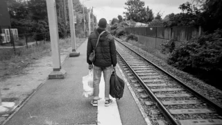 Un joven exiliado en la estación de tren de Calais