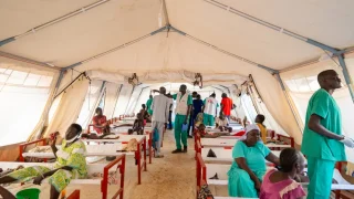 El equipo de MSF trabajando en un centro de tratamiento para responder al brote de cólera en Sudán del Sur.