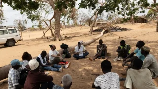 El equipo de MSF lleva a cabo actividades psicoeducativas grupales para miembros de la comunidad de Nanguassi, distrito de Mecufi, provincia de Cabo Delgado, en el norte de Mozambique, que se vieron gravemente afectados por los efectos del ciclón Chido.