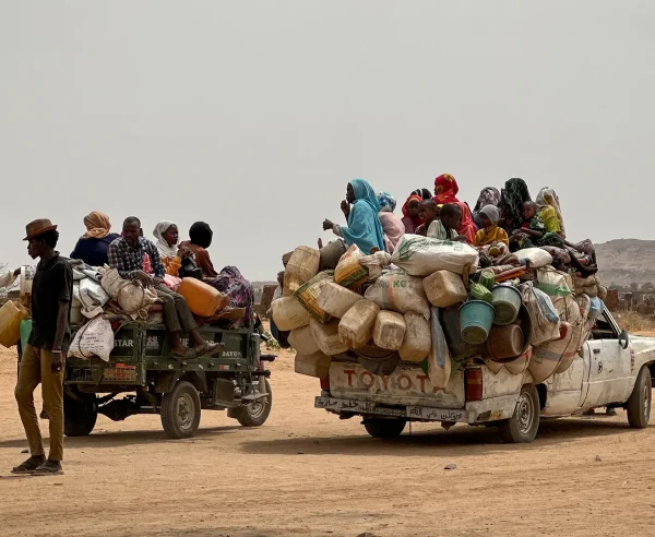 Varios grupos de personas desplazadas llegan a la localidad de Tawila huyendo de la violencia, los bombardeos y la escasez de alimentos. Proceden sobre todo de El Fasher y de campamentos cercanos, como Zamzam y Abu Shok. Sudán © MSF