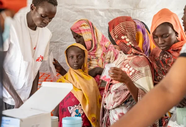 Aisha Ibrahim acompaña a su madre a la clínica móvil que gestiona MSF para desplazados de Sudán en Atam, en el condado de Renk, Sudán del Sur.