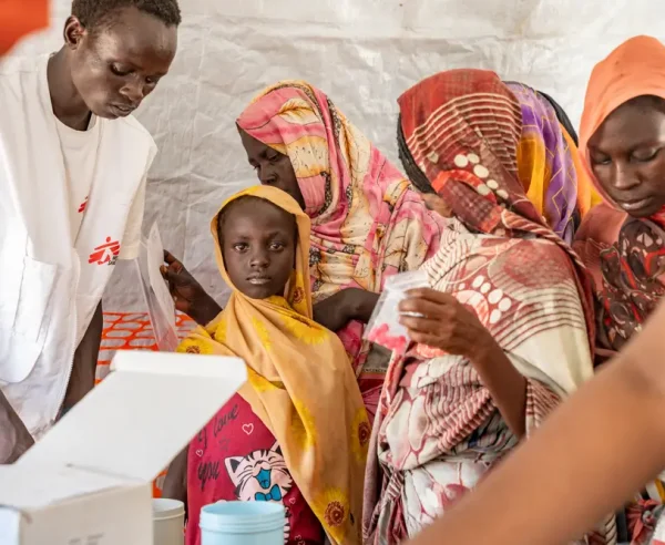 Aisha Ibrahim acompaña a su madre a la clínica móvil que gestiona MSF para desplazados de Sudán en Atam, en el condado de Renk, Sudán del Sur.