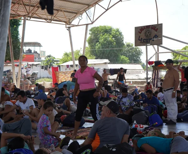 Yajanis es venezolana. Limpiaba ventanas en Tapachula, Chiapas, al sur de México, para alimentar a sus hijos. Se unió a una caravana con la ambición de llegar a la Ciudad de México y ayudar a sus hijos a ir a la escuela.