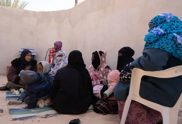 Un grupo de personas espera en uno de los centros de salud donde MSF presta atención médica en la ciudad de Zuwara, Libia.
