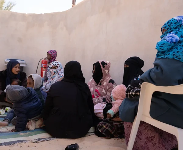 Un grupo de personas espera en uno de los centros de salud donde MSF presta atención médica en la ciudad de Zuwara, Libia.