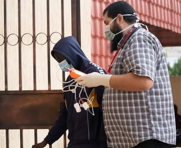 Un médico de MSF lleva a un paciente sospechoso de tuberculosis a la sala de consulta en Zuwara, Libia. Noviembre de 2024.