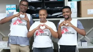 En la clínica de MSF en Manzini, eswatini, llamada “Somos amados”, nuestro equipo de promoción de la salud trabaja activamente para difundir mensajes de salud y brindar servicios para mitigar las enfermedades de transmisión sexual, garantizando que todos puedan acceder a la atención que necesitan.
