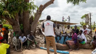 promotor de salud mental de MSF, explica cómo reconocer los problemas de salud mental y acceder a la atención. El impacto psicológico de los ciclones, intensificado por el cambio climático, deja a muchas personas con ansiedad, dolor e incertidumbre sobre el futuro.