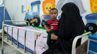 Una mujer y su hijo en el hospital de Ad-Dahi, donde MSF trata la desnutrición infantil en Yemen.