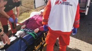 Una ambulancia de MSF traslada a una mujer del hospital de Dobropillya a un hospital en Dnipró, Ucrania.