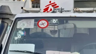 Uno de los cuatro vehículos de MSF disparados durante una evacuación del centro de emergencia de Turgeau en Puerto Príncipe, Haití, en marzo de 2025.