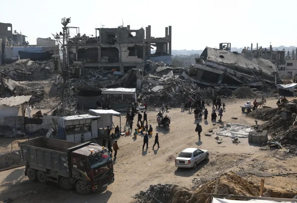 Residentes palestinos de Jabalia comienzan a congregarse mientras esperan un camión cisterna que les traiga provisiones. Franja de Gaza, Palestina, marzo de 2025.