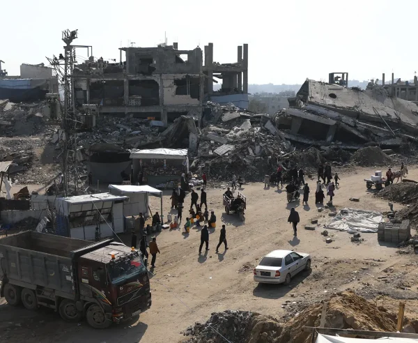 Residentes palestinos de Jabalia comienzan a congregarse mientras esperan un camión cisterna que les traiga provisiones. Franja de Gaza, Palestina, marzo de 2025.