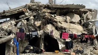 Una familia palestina construyó un lugar sobre los escombros de su casa destruida para vivir en la ciudad de Beit Lahia, al norte de la Franja de Gaza.