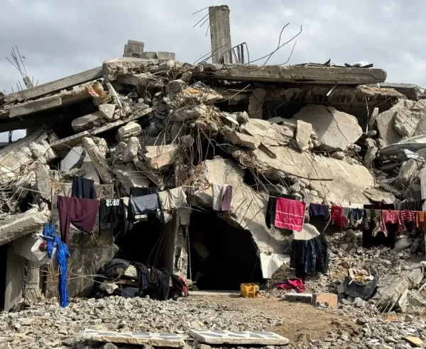 Una familia palestina construyó un lugar sobre los escombros de su casa destruida para vivir en la ciudad de Beit Lahia, al norte de la Franja de Gaza.