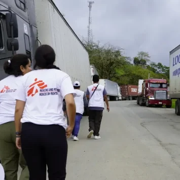 Equipo de MSF camino a brindar atención a la población migrante que llega a Danlí, Honduras.