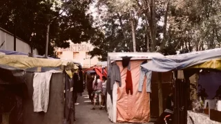 En la Plaza de la Soledad, migrantes de diferentes partes del mundo han construido un refugio temporal. Sin acceso a albergues, muchos viven en casas improvisadas, esperando una oportunidad para continuar su viaje.