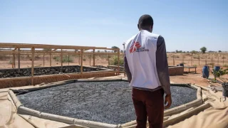 Personal de MSF en la planta de tratamiento de lodos fecales del campo de Aboutengue, Chad.