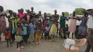 Equipos de promoción de la salud de MSF visitan la comunidad para concientizar y compartir conocimientos sobre el cólera, la higiene y la prevención en Ulang, Alto Nilo, Sudán del Sur.
